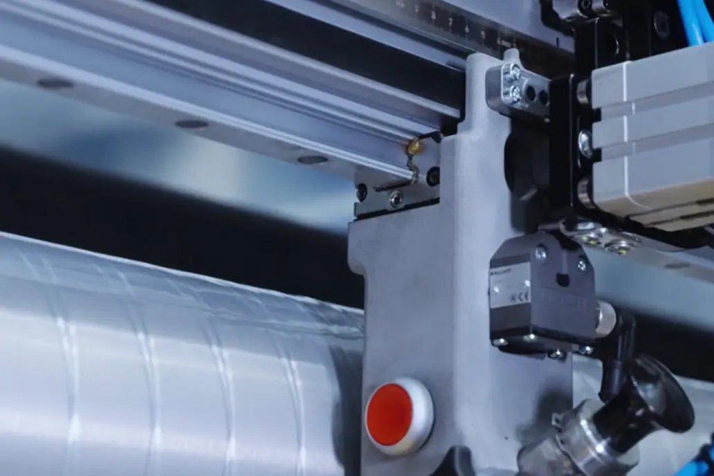 Automatisierte Breitenverstellung: Hohe Reproduzierbarkeit spart Zeit und Material